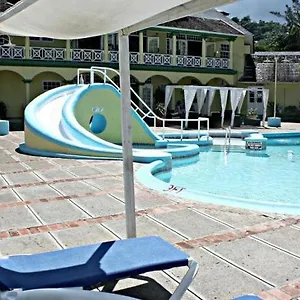 Private 2 Bedroom Beachfront Penthouse Ocho Rios, Jamaica Apartment Ocho Rios